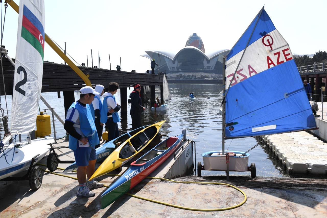 Paytaxtda Xəzərin suları avarçəkmə və yelkənli qayıqlarla bəzəndi - FOTOLAR